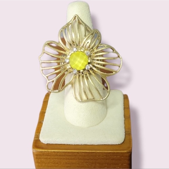 Vintage Gold Flower Ring with Yellow Center Elastic Adjustable Band Boho - Picture 1 of 7